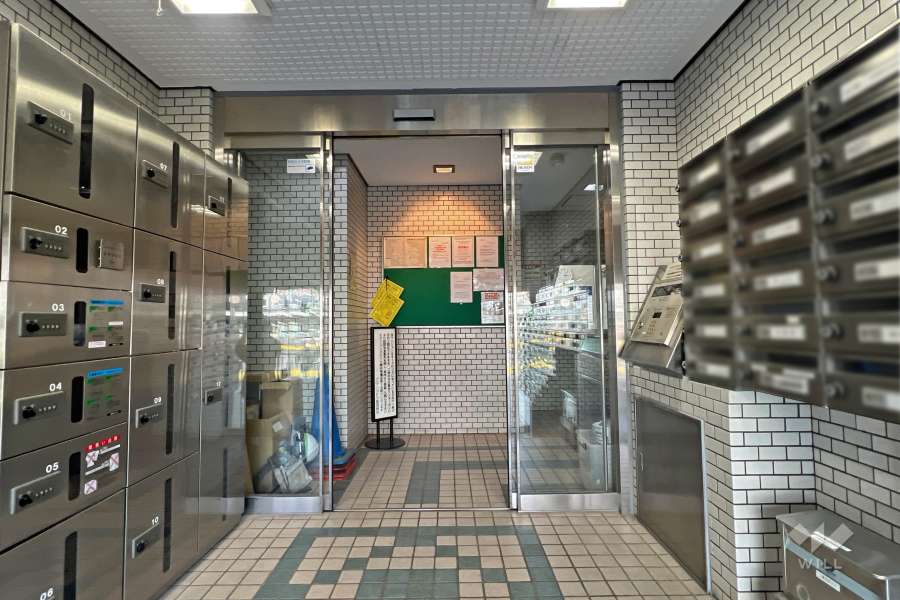 エントランスはオートロック付きです。