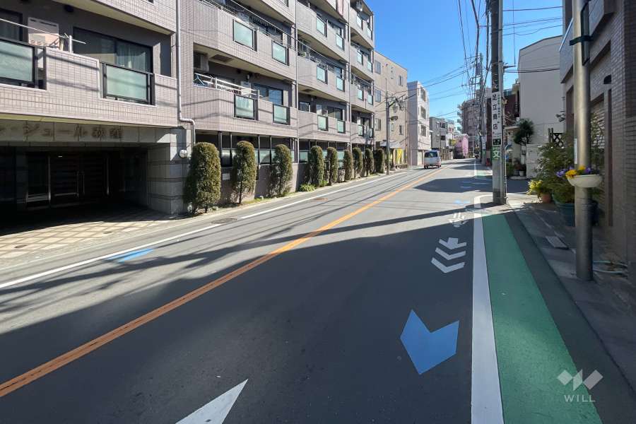 敷地西側の前面道路