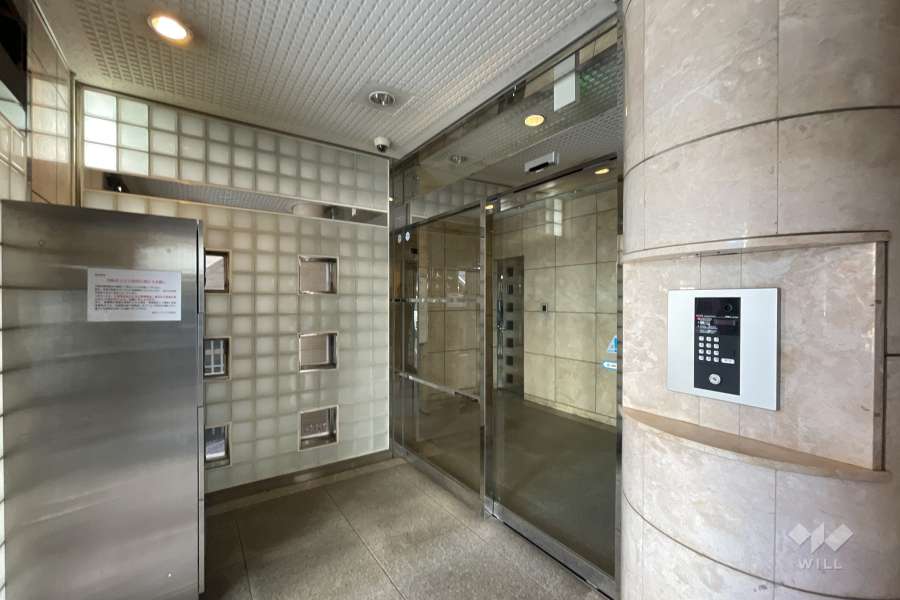 エントランスはオートロック付きです。