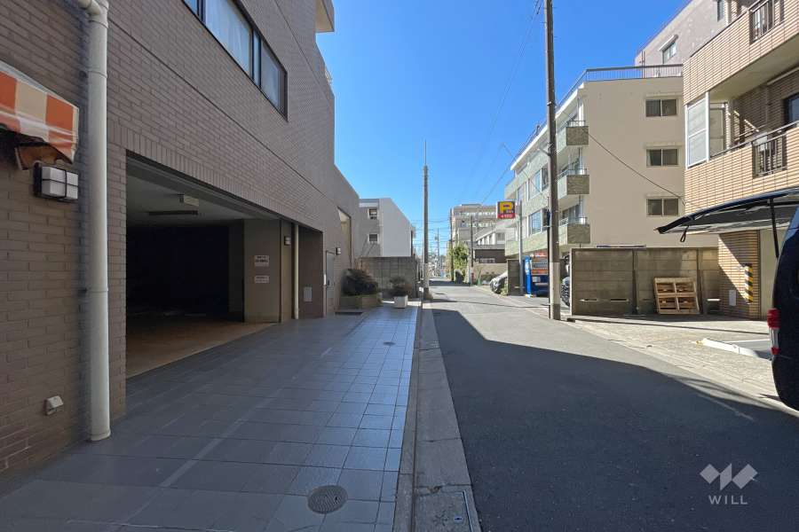 敷地西側の前面道路