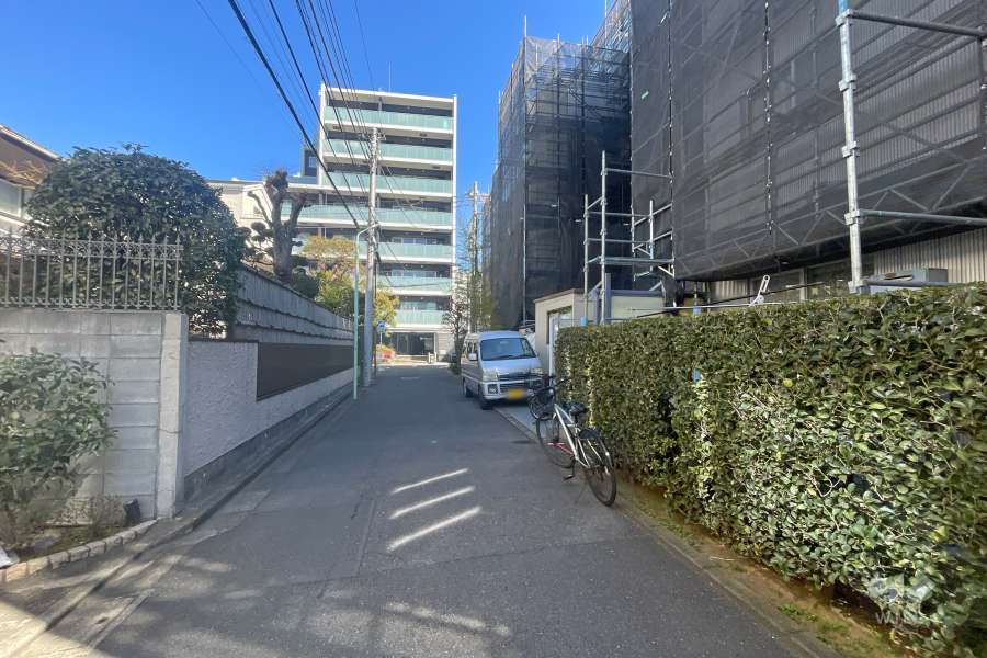 敷地北西側の前面道路