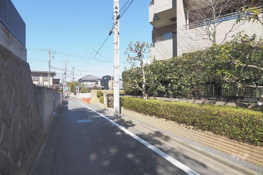 敷地西側の前面道路