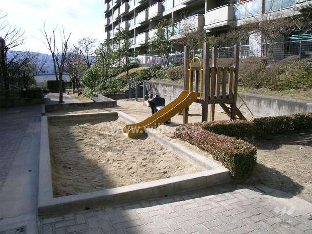 敷地内に小さな公園があります