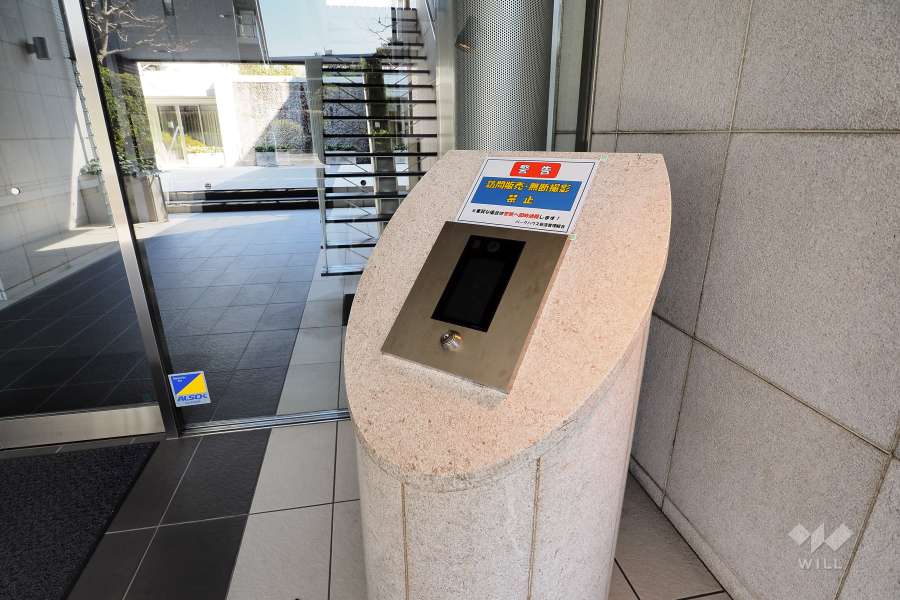 エントランスはオートロック付きです。