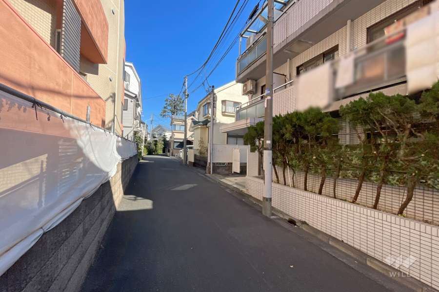 敷地西側の前面道路
