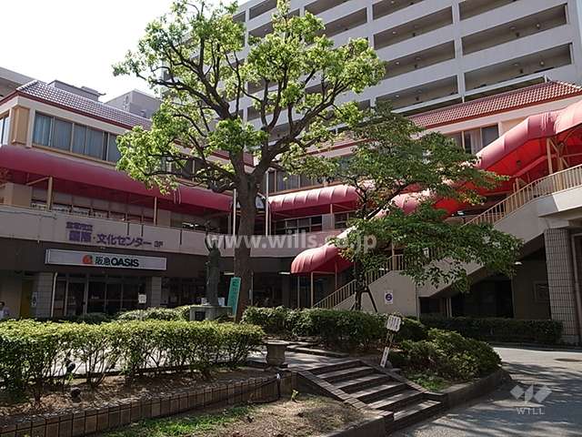 北側は駅のロータリーです。建物の1階から3階までは店舗部分になっています。