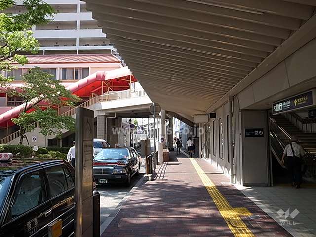 阪急「宝塚南口」駅とは陸橋で直結されています。