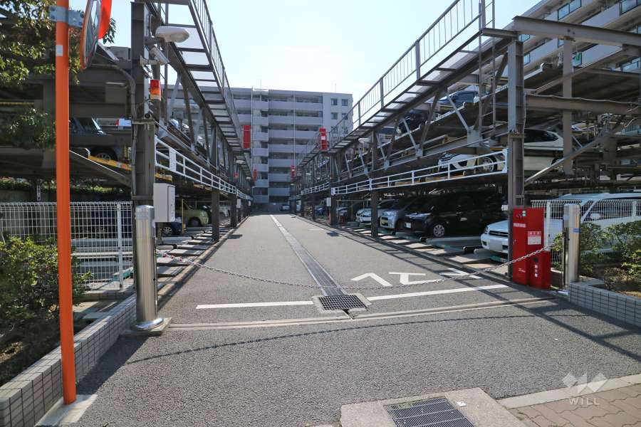 駐車場出入り口(ロボットゲート付き)