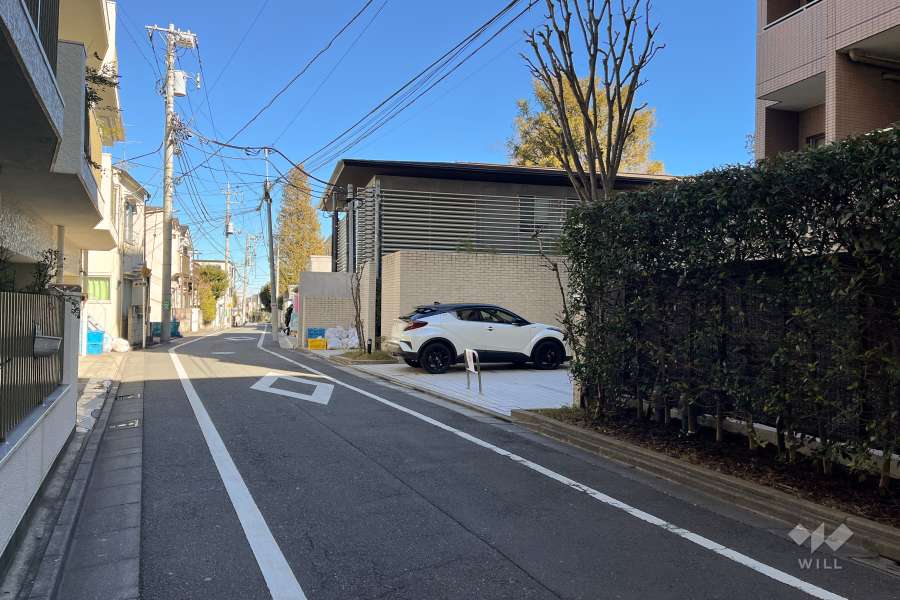 敷地の西側前面道路（南側から）