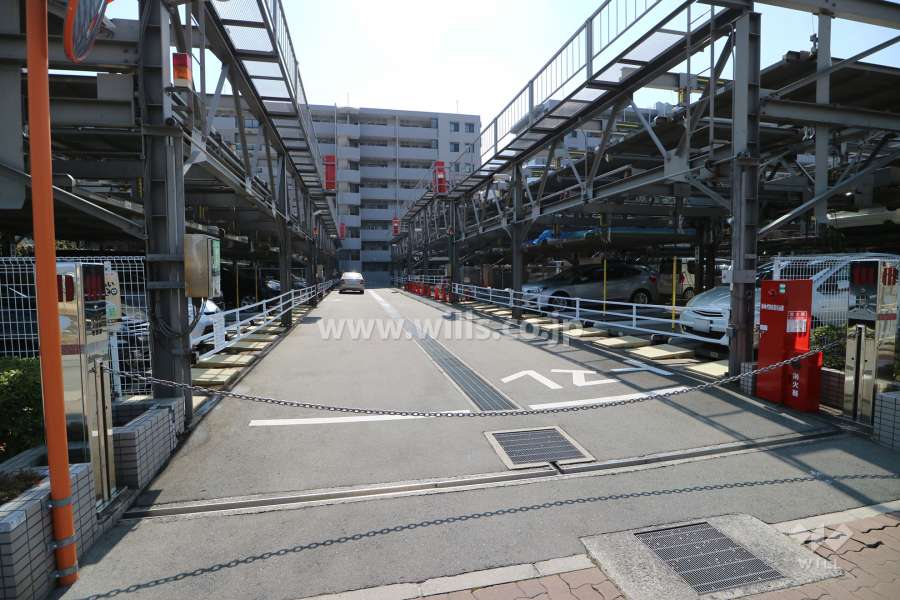 駐車場出入り口(ロボットゲート付き)