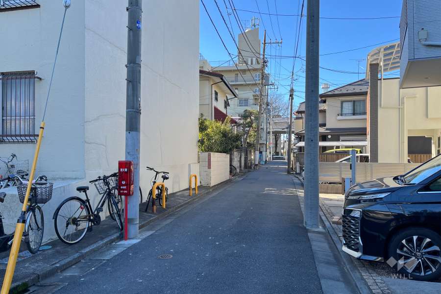 敷地西側の前面道路
