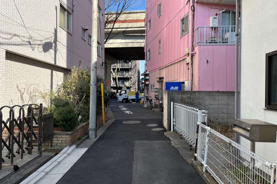 敷地東側の前面道路
