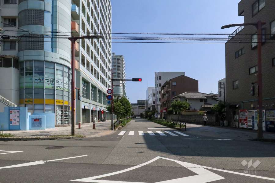 敷地東側の前面道路（北側から）