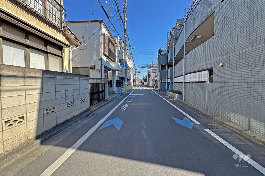 敷地の北側前面道路（西側から）