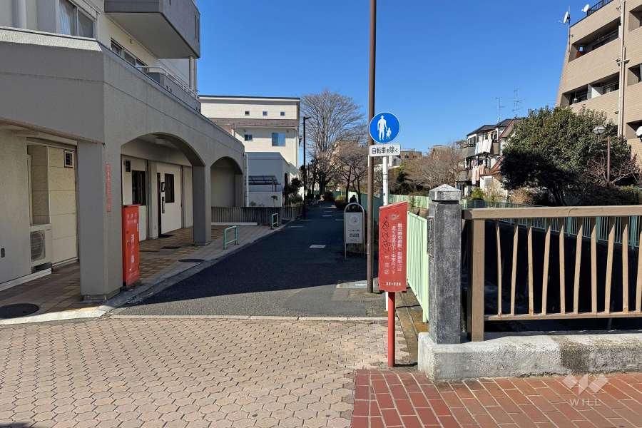 敷地の北東側前面道路（南東側から）