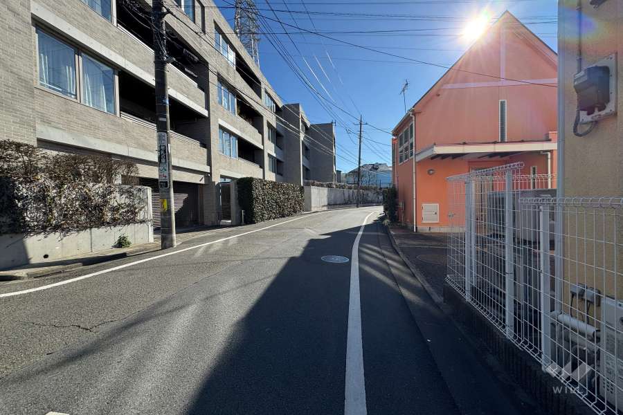 敷地の南側前面道路（西側から）