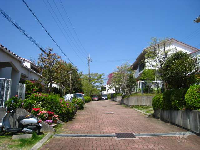 敷地内はインターロッキング舗装されています