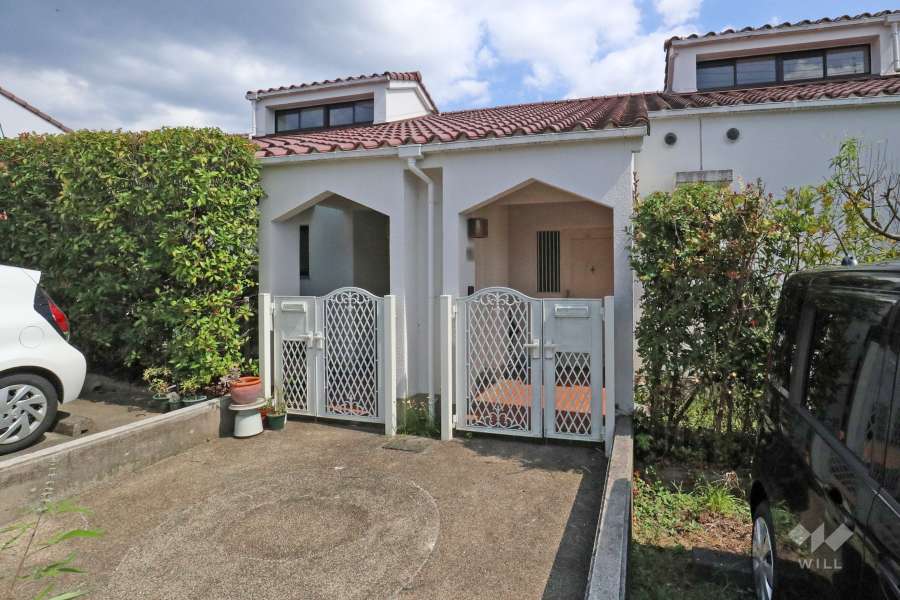 エントランス　1戸ずつに門扉が付いています。