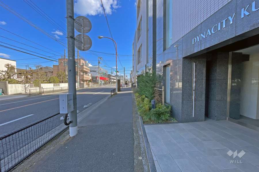 敷地の北側前面道路は井の頭通りです（西側から）。