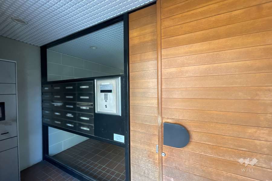 エントランスはオートロック付きです。