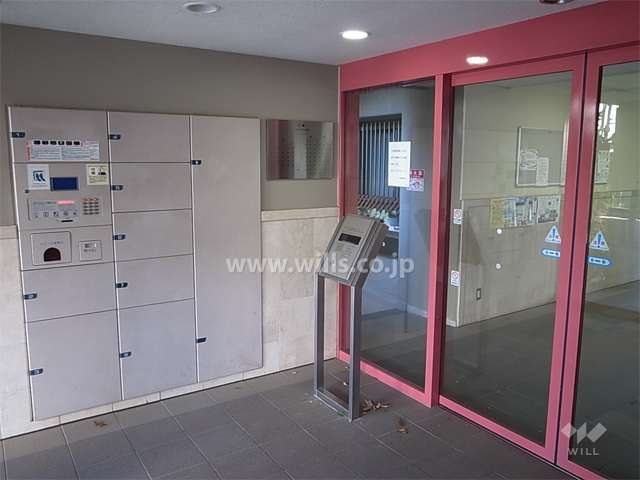 エントランスには宅配ボックスとオートロックが設置されています。