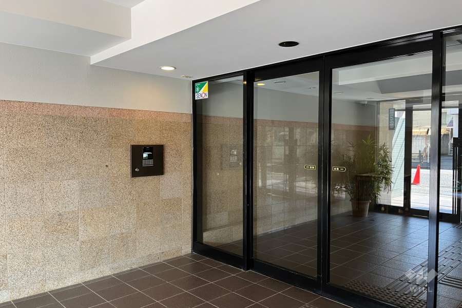 エントランスはオートロック付きです。