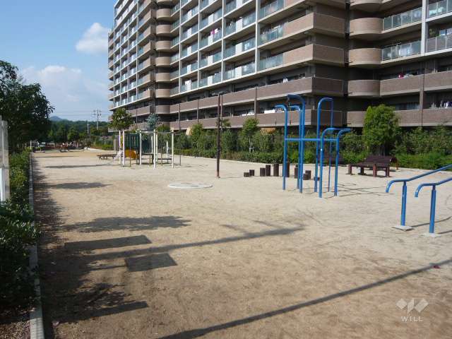 砂場や滑り台があり、子供の遊び場にピッタリです。