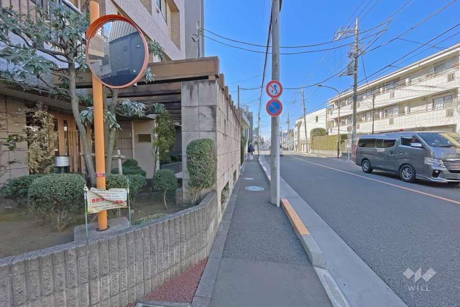 敷地の北側前面道路は五日市街道です（東側から）。