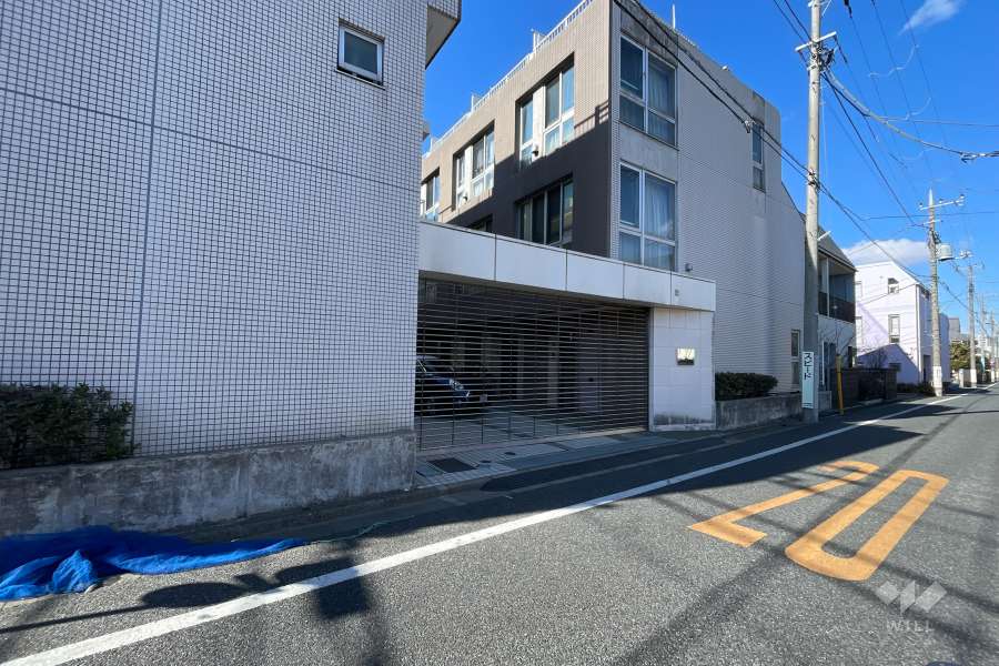 駐車場の出入り口（リングシャッター付き）