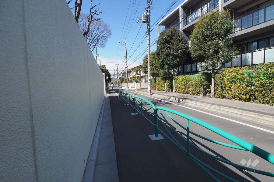 敷地北側の前面道路
