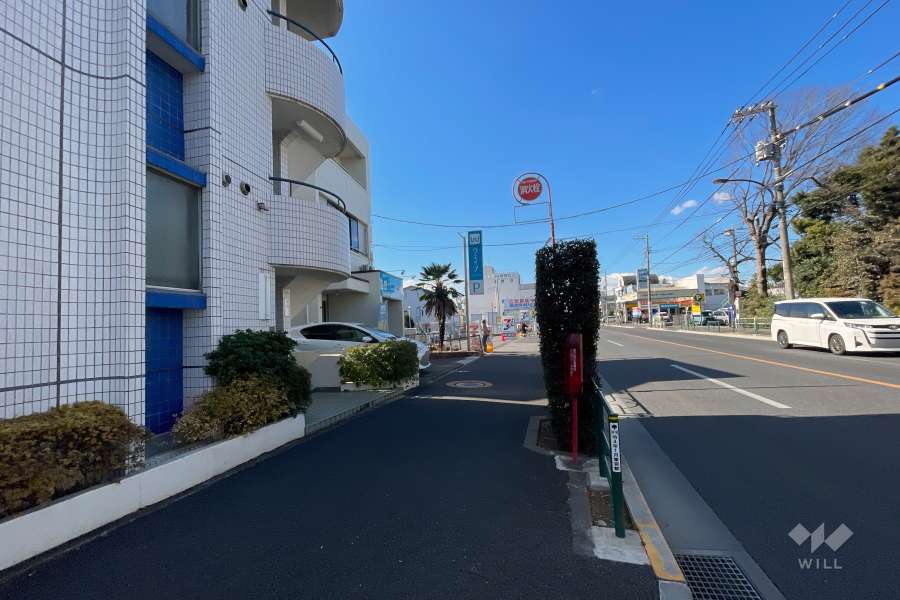 敷地の北側前面道路（東側から）