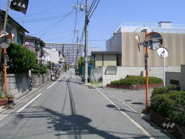 周辺はマンションと一戸建てが混在する住宅地。敷地南東側には阪神高速を挟んで、猪名川が流れています。