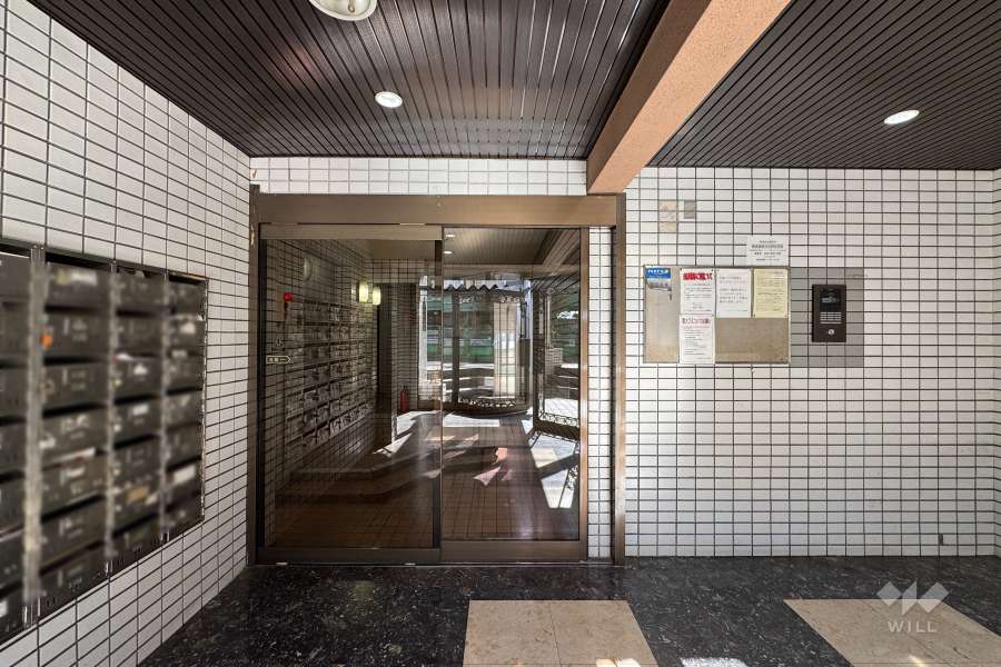 エントランスはオートロック付きです。