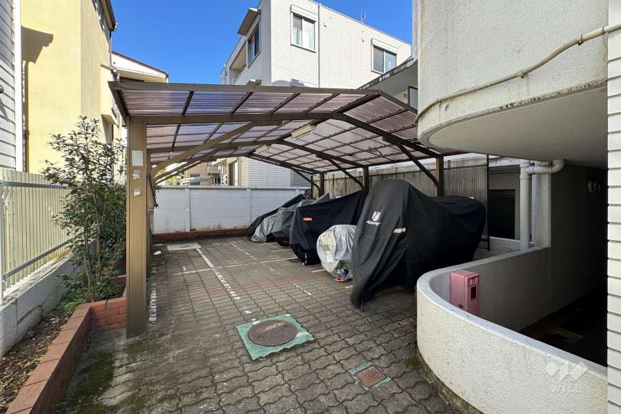 バイク置き場（屋根付き）