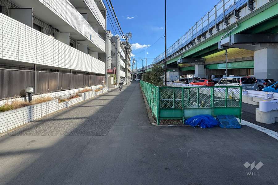 敷地の南側前面道路（西側から）
