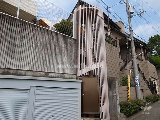 敷地東側の入り口（螺旋階段）