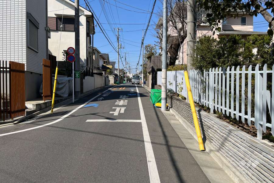 敷地南側の前面道路