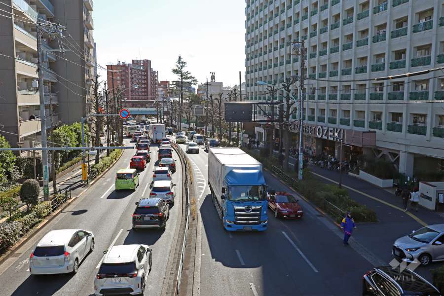 敷地の東側前面道路は環八通りです(北側から)。