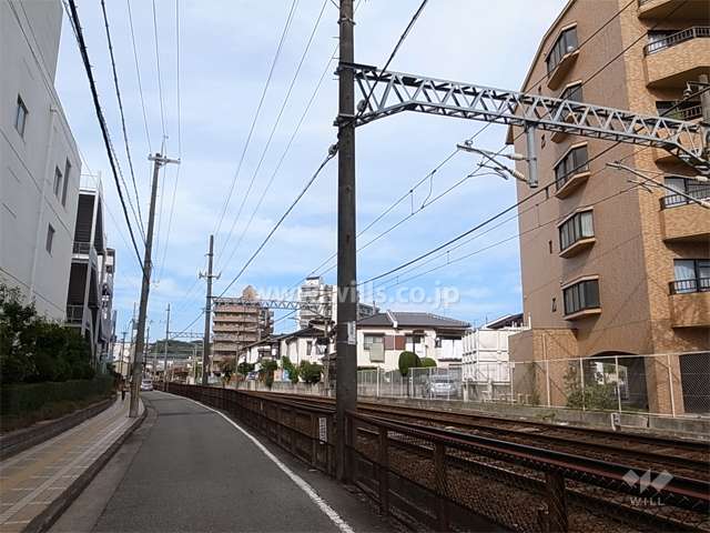 敷地の西側には能勢電鉄が走っています。