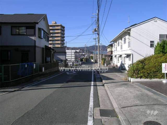 敷地南側の道路。周辺は一戸建てとマンションが混在する静かな住宅地です。