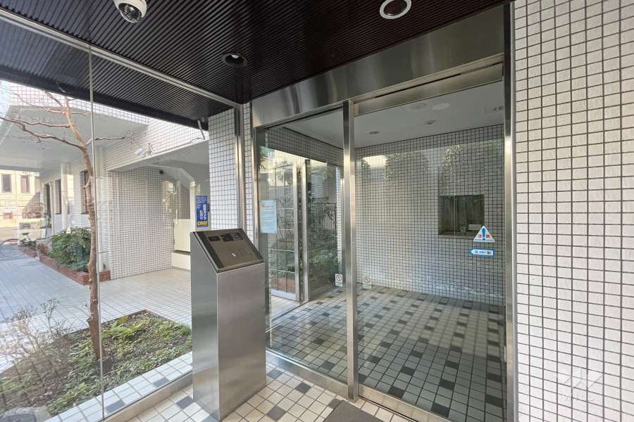 エントランスはオートロック付きです。