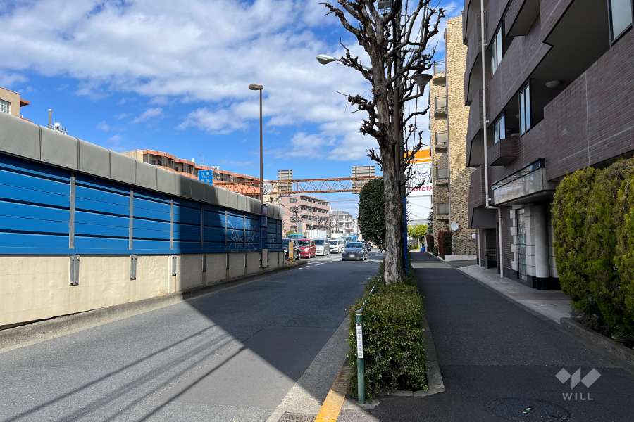 敷地西側の前面道路