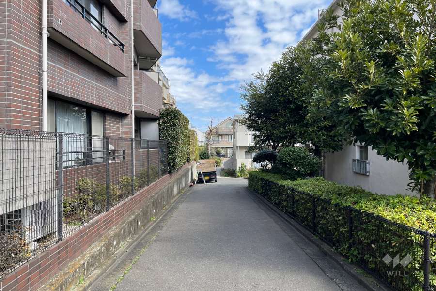 敷地南東側の前面道路