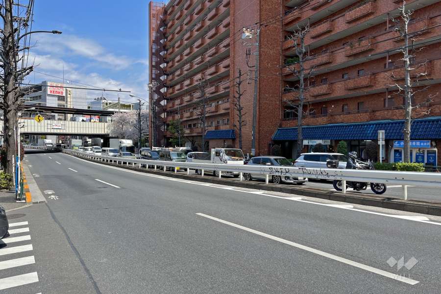 敷地西側は都道311号（環八通り）に面しています。