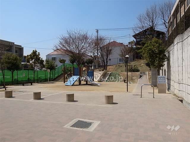 敷地南側に隣接して公園があります。