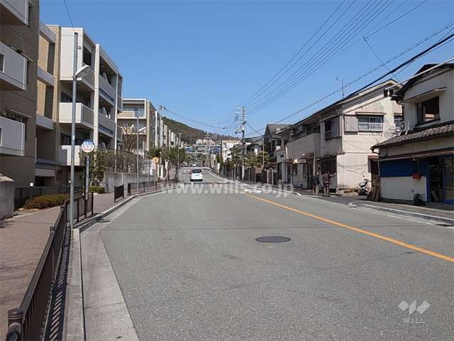 敷地東側のバス通り。目の前にバス停があります。