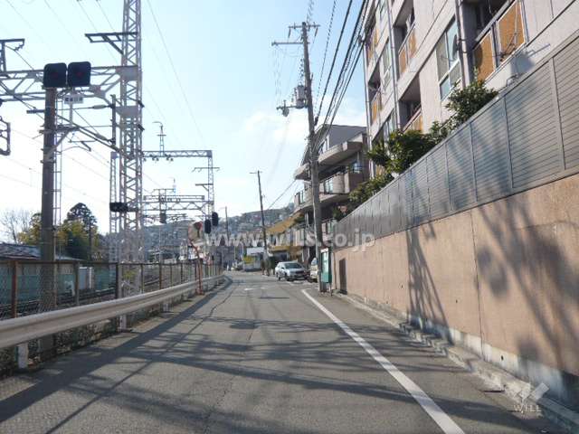 敷地南側の前面道路。道を挟んで阪急宝塚線が走っています。