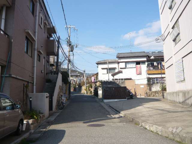 周辺は一戸建てが中心に立ち並ぶ、ゆるやかな南斜面地の住宅地です。