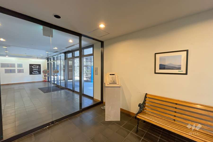 エントランスはオートロック付きです。