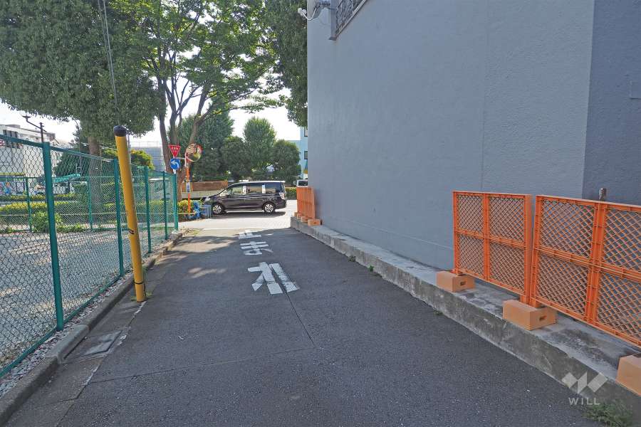 敷地南側の前面道路（東側から）